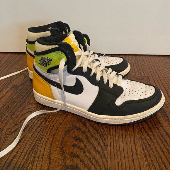 Men’s Jordan 1 high “volt” sneakers size 8 ⚡️ - Picture 3 of 11